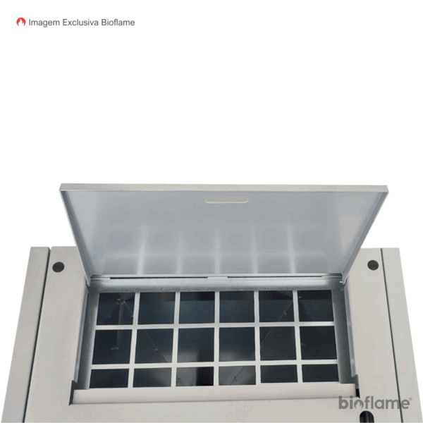 Porta para adicionar pellets aberta da Caldeira para Aquecimento Central a Pellets – Artel Boiler 24 com Limpeza Automática