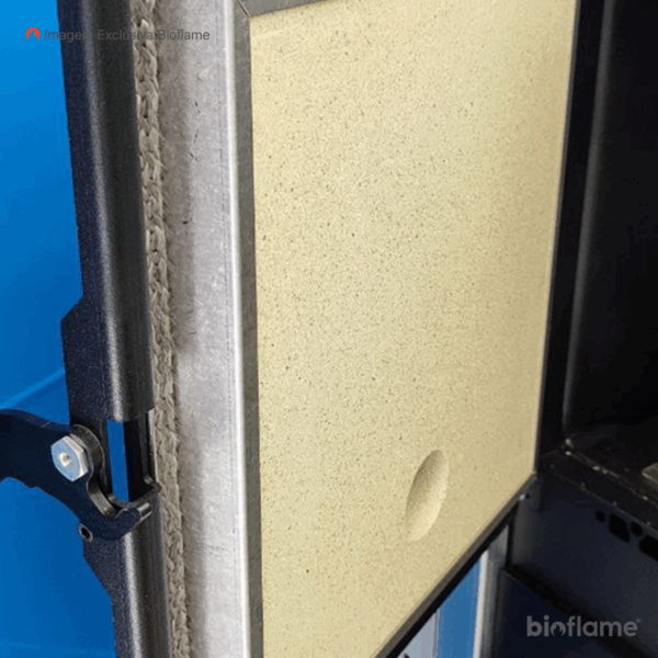 Revestimento em vermiculite da porta da fornalha da Caldeira para Aquecimento Central a Pellets – Artel Boiler 24 com Limpeza Automática