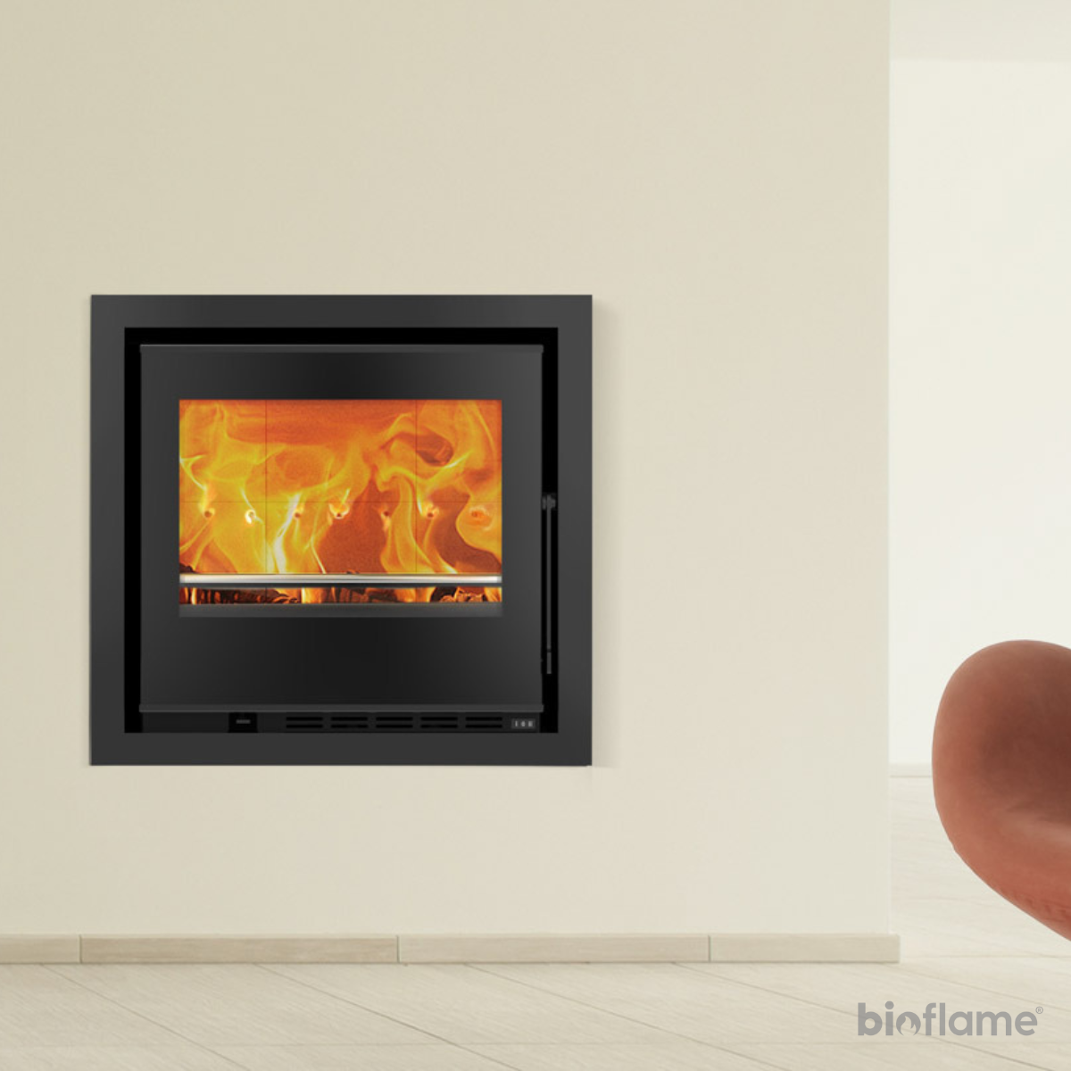 Recuperador de Calor a Lenha Canalizável e com Ventilação – Solzaima Hera Eco 60 instalado em sala de estar.