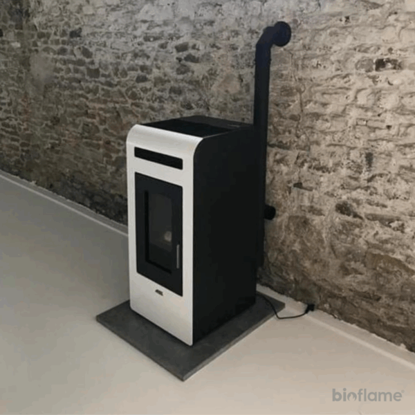 Salamandra a Pellets Canalizável – Artel Cayenne 12 AC branca instalada com vista diagonal.