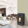 Salamandra a Pellets Canalizável – Artel Cayenne 12 AC cinza instalada em sala de estar moderna vista diagonal.