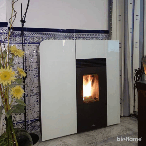 Salamandra a Pellets Canalizável Biobronpi Cleo instalada em uma cozinha moderna, aquecendo o ambiente.