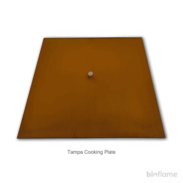 Tampa cooking plate da Churrasqueira em Aço Corten Milão, mostrando sua espessura e qualidade.