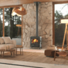 Salamandra a Lenha - Nordica Extraflame Isetta Evo 4.0 em uso numa sala de estar moderna