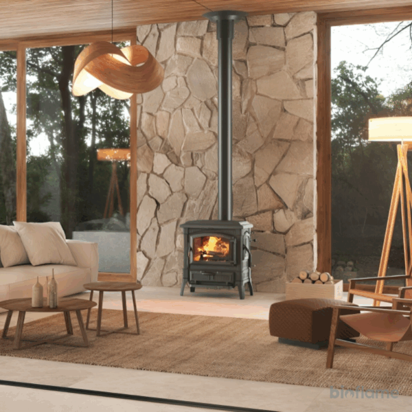 Salamandra a Lenha - Nordica Extraflame Isetta Evo 4.0 em uso numa sala de estar moderna