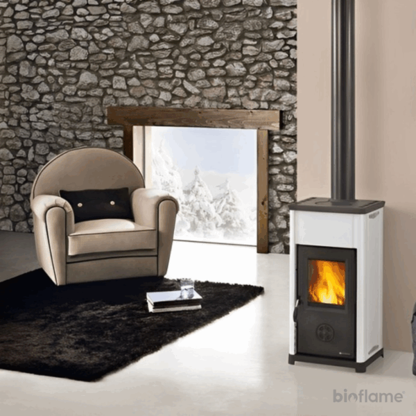 Salamandra a Lenha Nordica Extraflame Tea branca em uma sala de estar moderna
