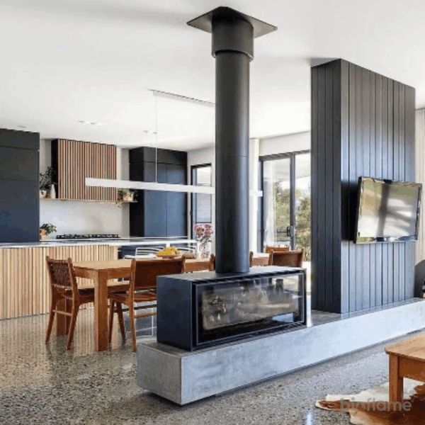 Salamandra a Lenha – Adf Linea 85 B Dupla Face instalada entre uma sala de estar e cozinha