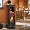 Salamandra a Lenha Nordica Extraflame Gemma Forno 5.0 vermelha instalada em casa aconchegante.