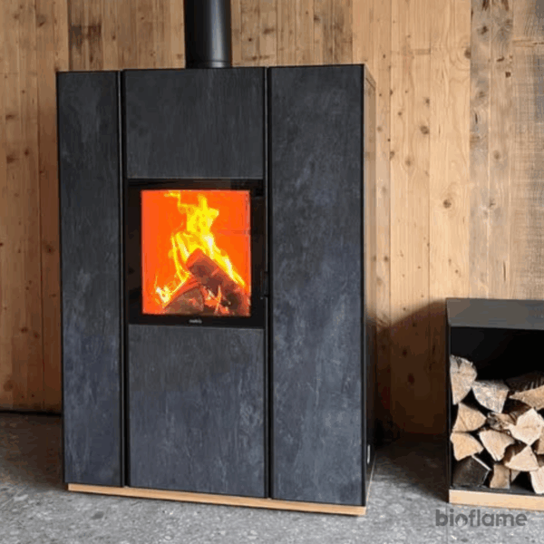 Salamandra a Lenha e Pellets Canalizável - Nobis Única Dark instalada a aquecer o ambiente com lenha.