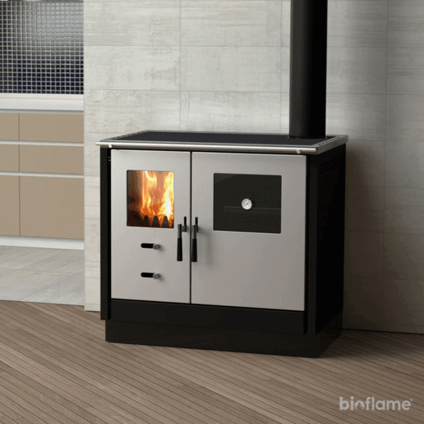 Fogão a Lenha - Solrak Sd As Lux na cor preta instalado, aquecendo o ambiente com eficiência.