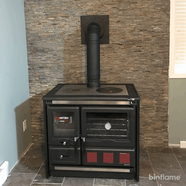 Vista frontal do Fogão a Lenha em Ferro Fundido - Nordica Extraflame Rosa XXL, destacando o design elegante e robusto.