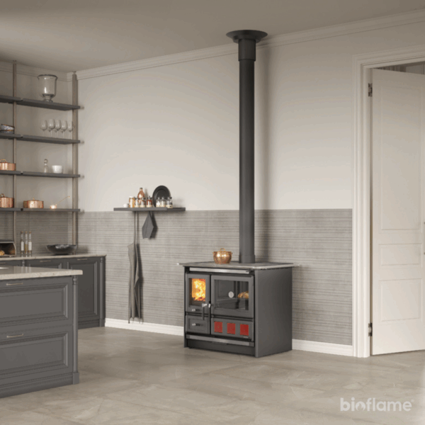 Fogão a Lenha em Ferro Fundido - Nordica Extraflame Rosa XXL instalado em cozinha moderna, vista lateral direita.