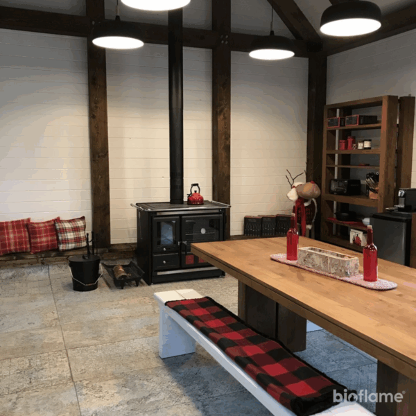 Fogão a Lenha em Ferro Fundido - Nordica Extraflame Rosa XXL instalado em casa com design moderno e rústico.