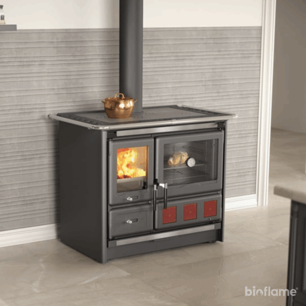Fogão a Lenha em Ferro Fundido - Nordica Extraflame Rosa XXL instalado em cozinha moderna, vista lateral esquerda.