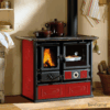 Fogão a Lenha para Aquecimento Central - Nordica Extraflame Termorosa Dsa vermelho instalado em cozinha aconchegante.