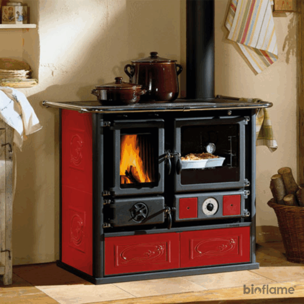 Fogão a Lenha para Aquecimento Central - Nordica Extraflame Termorosa Dsa vermelho instalado em cozinha aconchegante.
