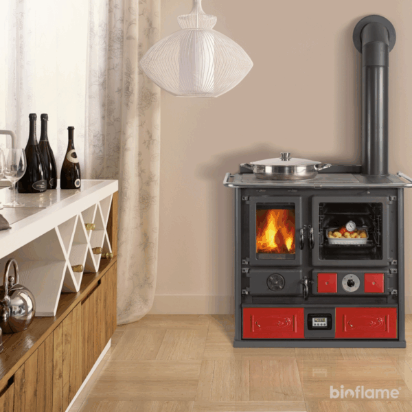 Fogão a Lenha para Aquecimento Central - Nordica Extraflame Termorosa Dsa vermelho instalado em cozinha moderna, vista frontal.