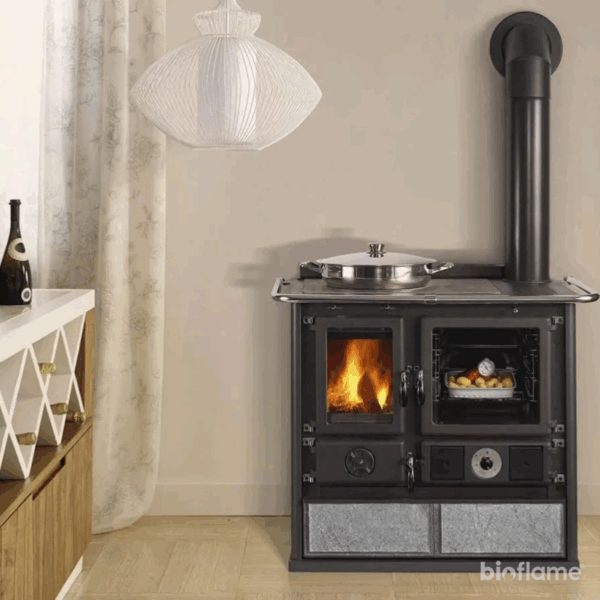Fogão a Lenha para Aquecimento Central - Nordica Extraflame Termorosa Dsa pedra instalado em cozinha moderna.