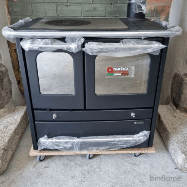 Fogão a Lenha para Aquecimento Central - Nordica Extraflame Termosovrana Dsa na cor preta recém entregue