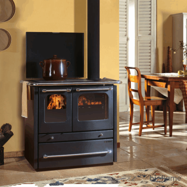 Fogão a Lenha para Aquecimento Central - Nordica Extraflame Termosovrana Dsa instalado em cozinha e a assar um frango