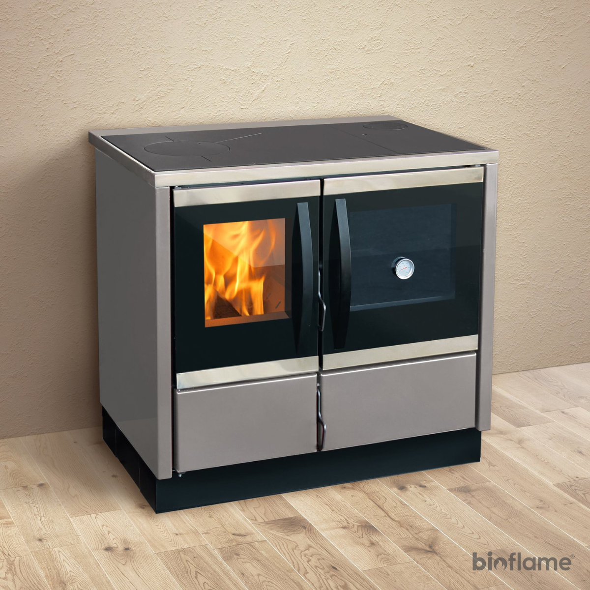 Fogão a Lenha para Aquecimento Central - Solrak Thermo Rocky cinza instalado, em funcionamento e a aquecer o ambiente.