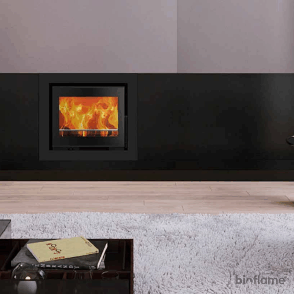 Recuperador de Calor a Lenha Canalizável – Solzaima Urano Vitro Eco 60 instalado em sala de estar elegante.