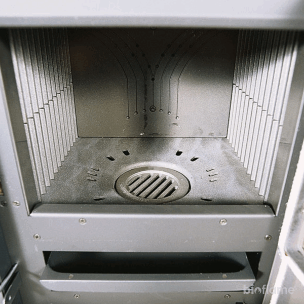 Interior da câmara de combustão da Salamandra a Lenha com Forno - Nordica Extraflame Rossella Plus Forno