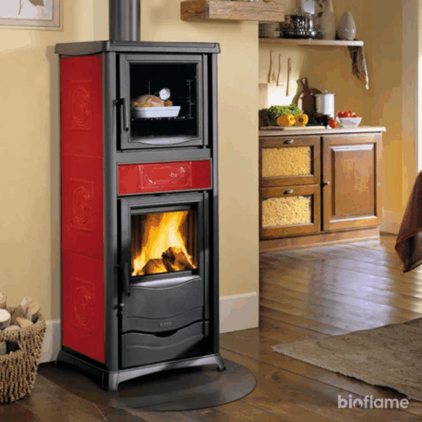 Salamandra a Lenha com Forno - Nordica Extraflame Rossella Plus Forno bordeaux instalada em cozinha