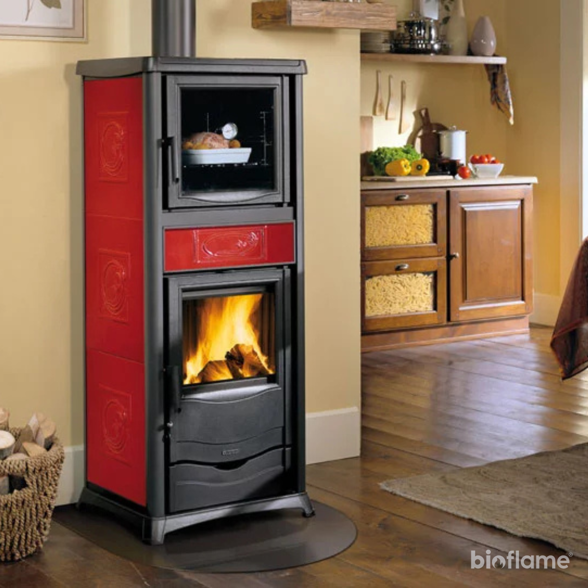 Salamandra a Lenha com Forno - Nordica Extraflame Rossella Plus Forno bordeaux instalada em cozinha
