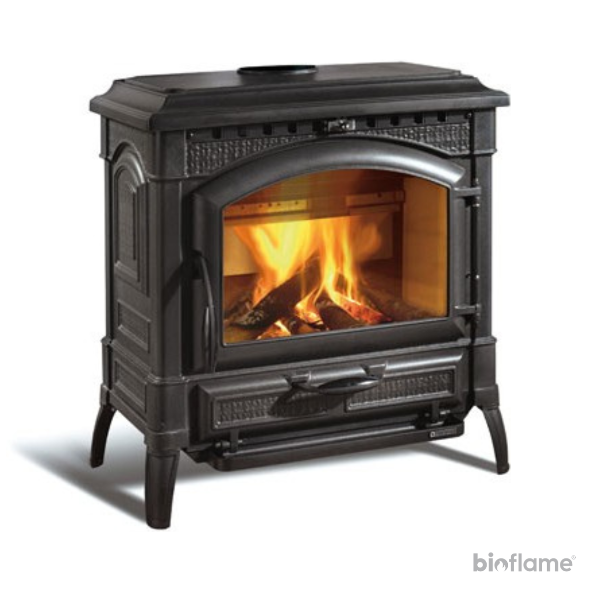 Salamandra a Lenha para Aquecimento Central em Ferro Fundido - Nordica Extraflame Termoisotta Dsa vista em ângulo diagonal.