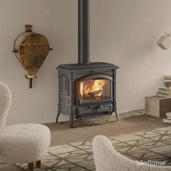 Salamandra a Lenha para Aquecimento Central em Ferro Fundido - Nordica Extraflame Termoisotta Dsa instalada numa sala de estar, a aquecer o ambiente.