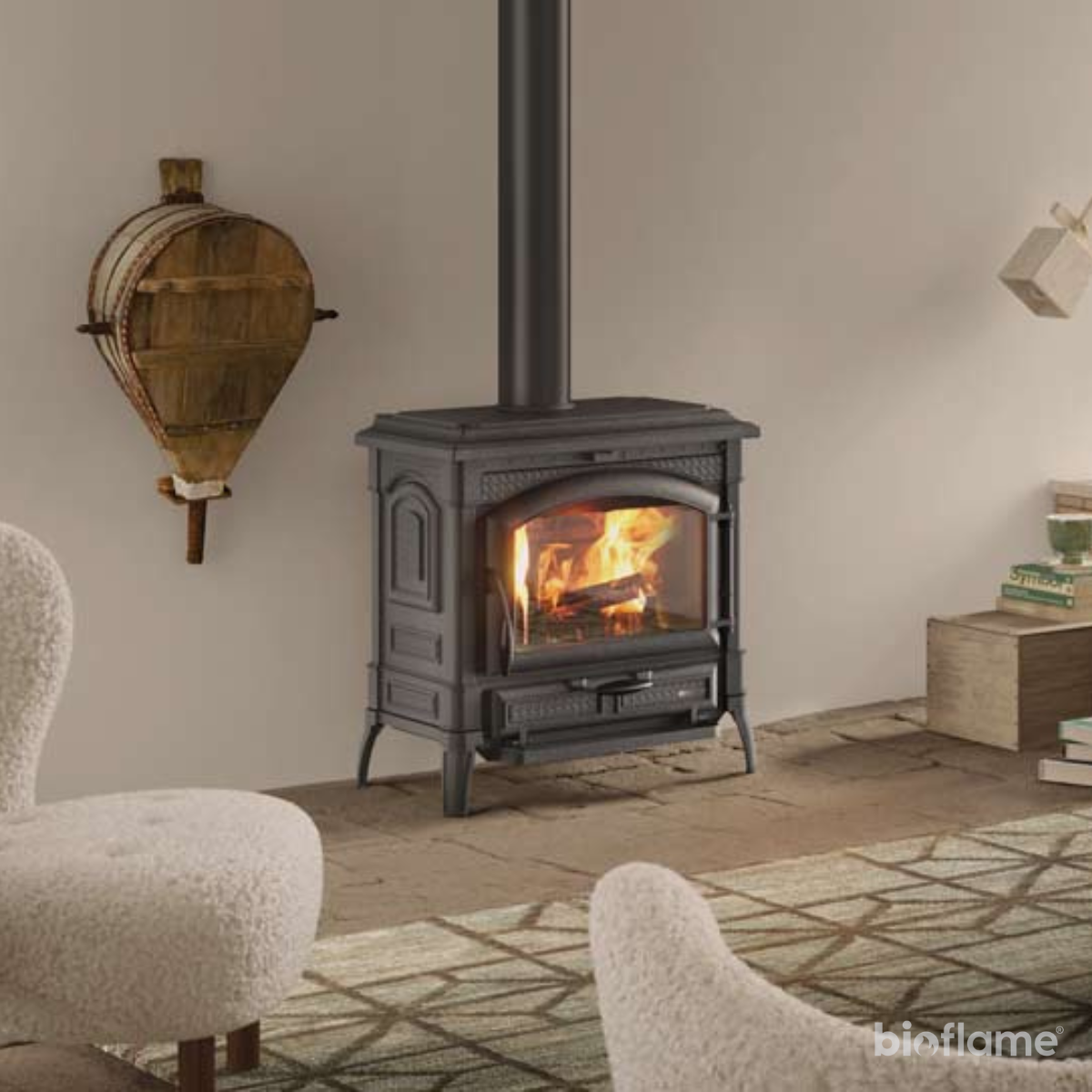 Salamandra a Lenha para Aquecimento Central em Ferro Fundido - Nordica Extraflame Termoisotta Dsa instalada numa sala de estar, a aquecer o ambiente.