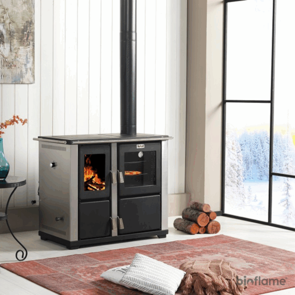 Fogão a Lenha Teba Therm TKS-18 instalado em cozinha moderna a fazer um assado