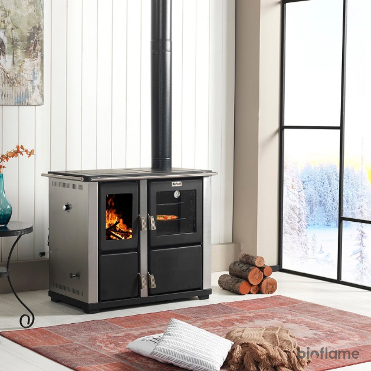 Fogão a Lenha Teba Therm TKS-18 instalado em cozinha moderna a fazer um assado