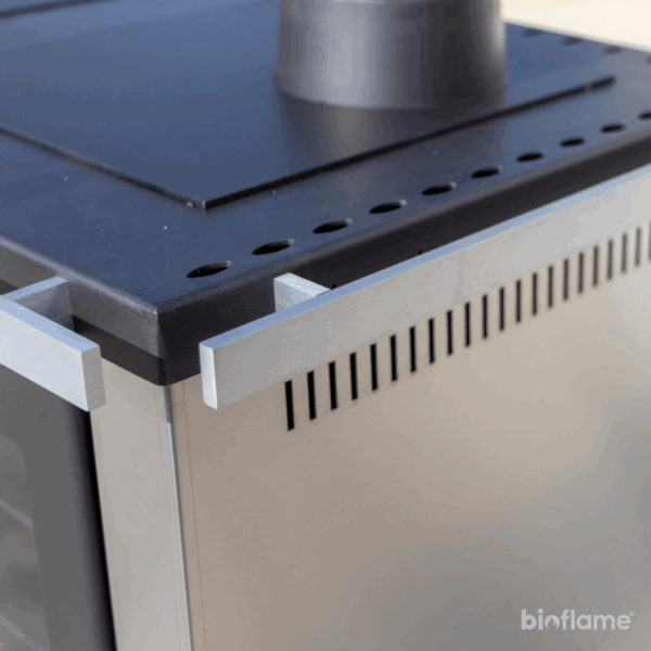 Vista lateral direita do Fogão a Lenha Teba Therm T-22 com aro em inox